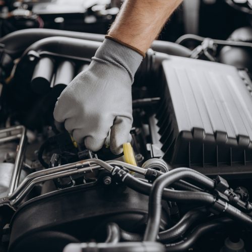 Close-up,Shot,Of,Unrecognisable,Man,Wearing,Gray,Glove,Inspecting,Car